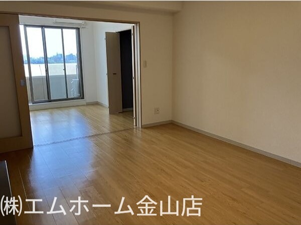 居室・リビング　ＬＤＫ10帖　洋室6.1帖とつなげても仕切っても使えます