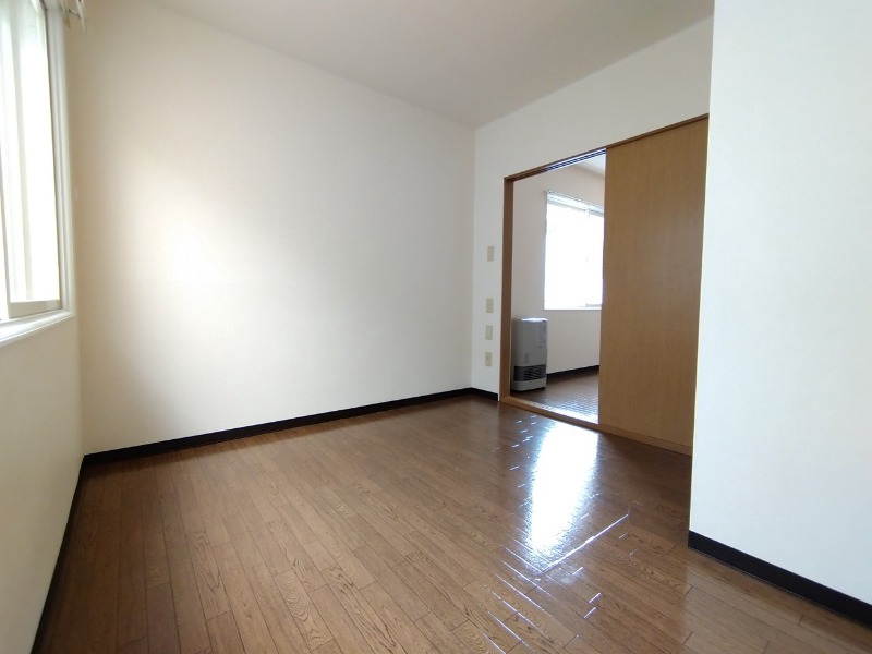 その他部屋・スペース　６帖の洋室です。光が差し込む、温かみのあるお部屋です。