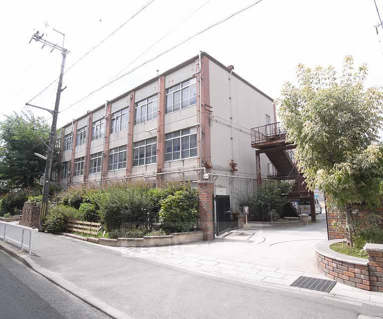 中学校　深草中学校（中学校）まで598m