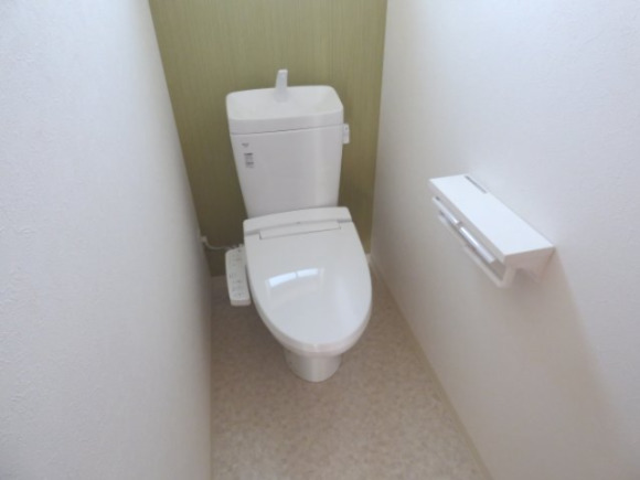 トイレ　落ち着いた色調のトイレです