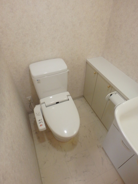 トイレ　ウォシュレット完備。。すぐに手も洗えます。
