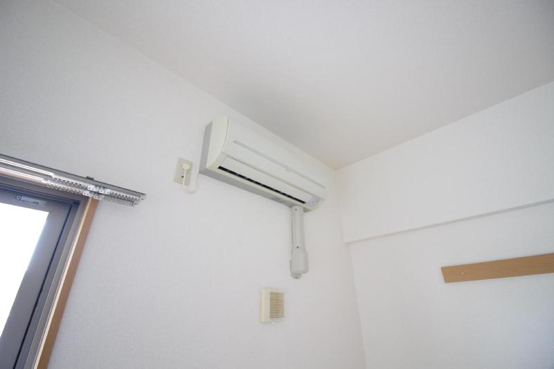 その他設備　バルコニー側の窓にエアコン付き