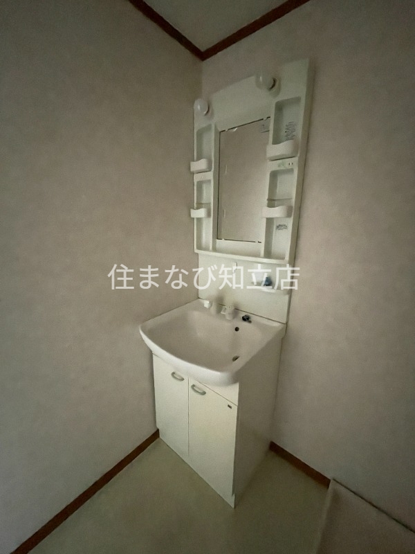 洗面設備　反転・同型写真