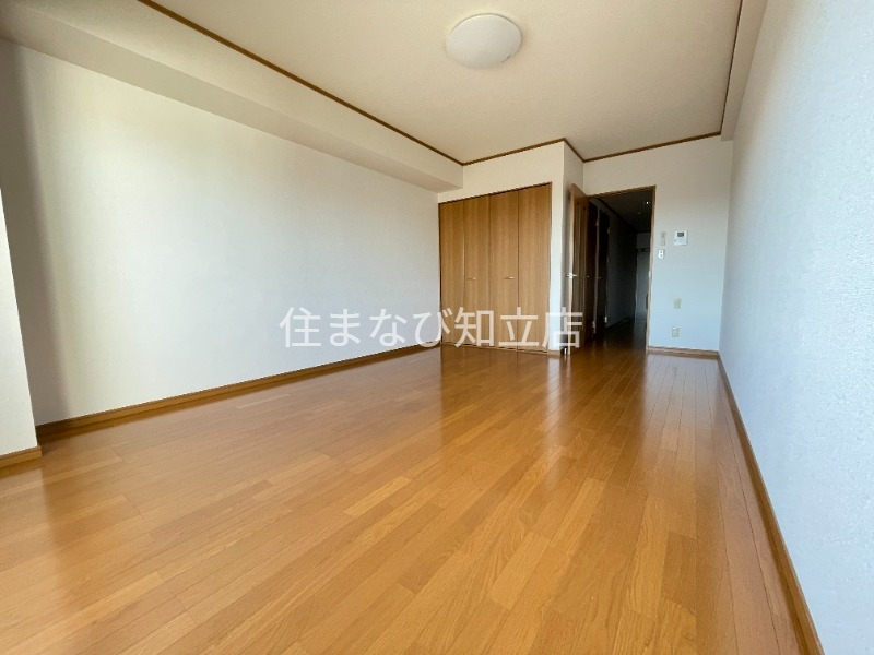 居室・リビング　反転・同型写真