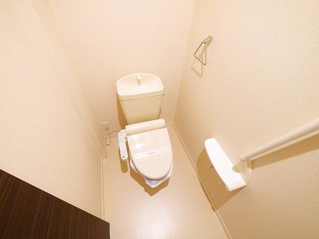 トイレ　落ち着いた色調のトイレです