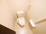 トイレ　落ち着いた色調のトイレです