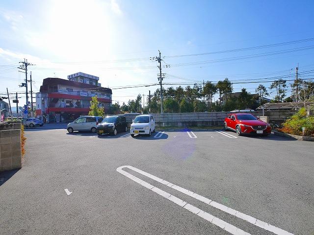 駐車場　車をお持ちの方に嬉しい駐車場付きの物件です