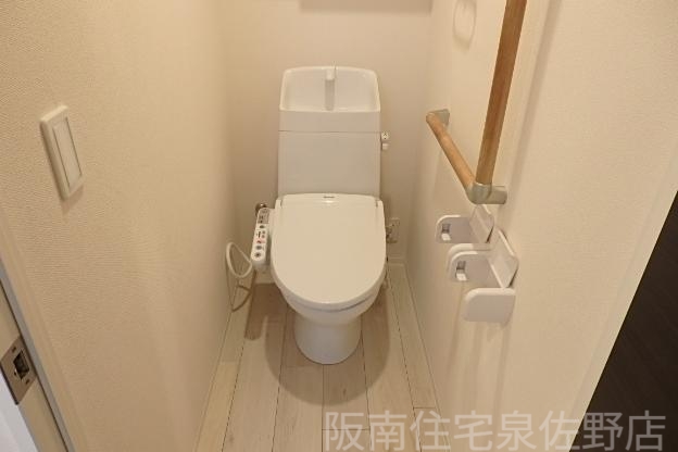 南海空港線 りんくうタウン駅 徒歩4分 3階建 築8年のトイレ写真