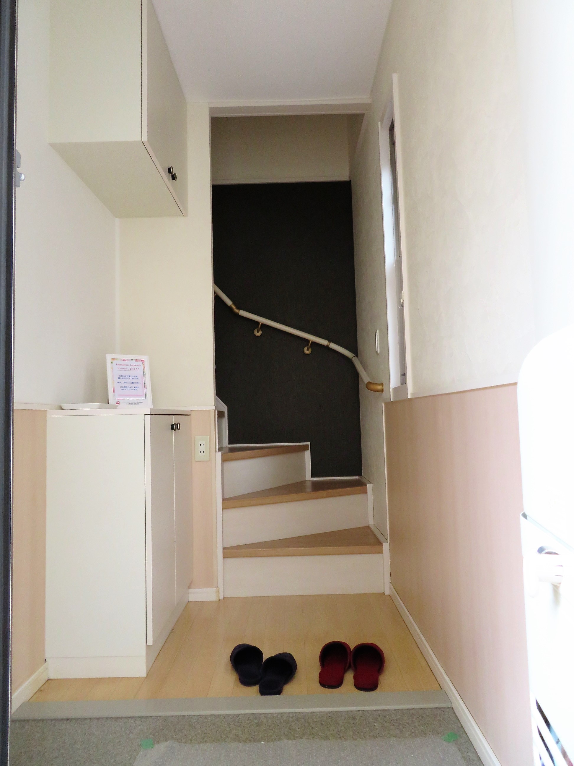 玄関　シューズボックス付き玄関です！室内階段付きです！