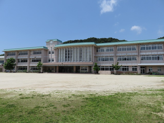 【日置市東市来町湯田のアパートの小学校】