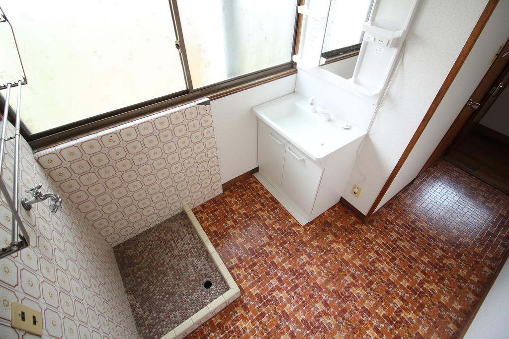 洗面設備　独立洗面台です！窓もあって明るいです☆