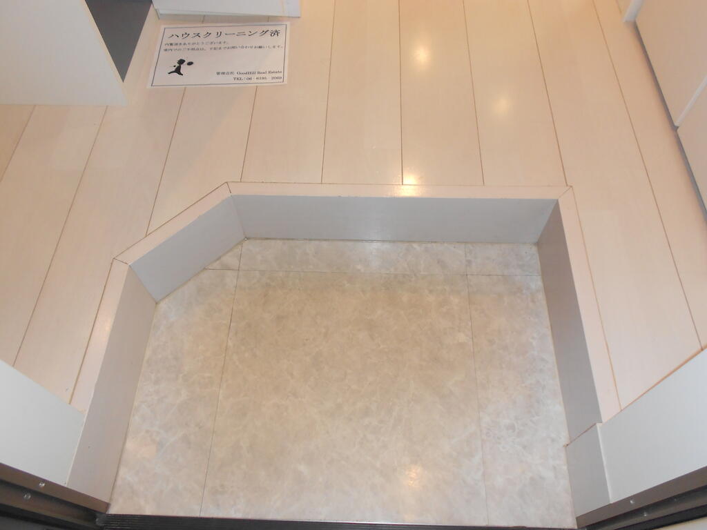 玄関　同タイプ同モデルを使用