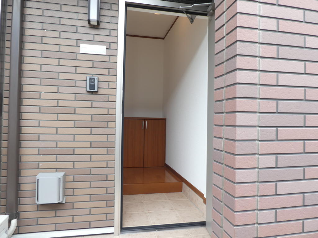 玄関　室内写真は同施工会社の別部屋を使用しております。