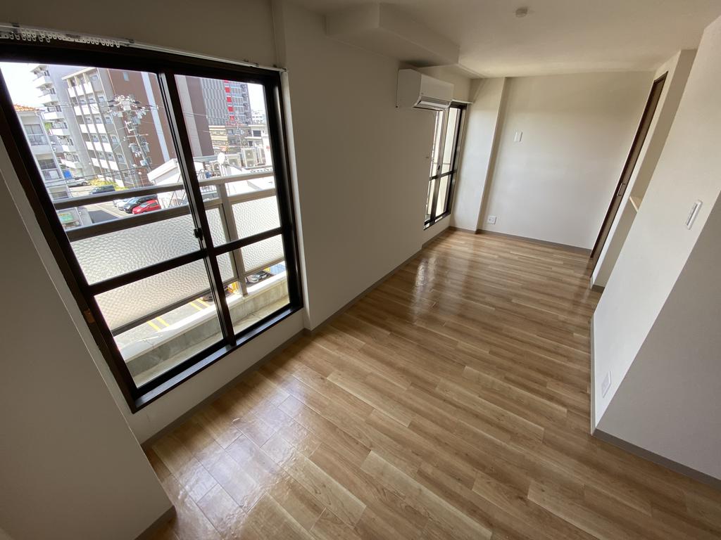その他部屋・スペース　洋室　窓も多く明るいお部屋です