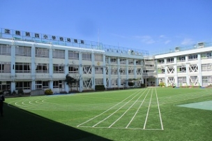 小学校　新宿区立淀橋第四小学校（小学校）まで717m