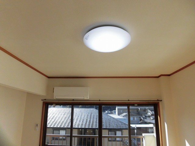 その他設備　エアコンは南側洋室に計2台、照明は全室設置済
