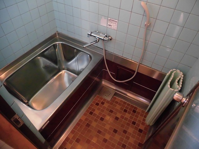 バス・シャワールーム　換気用小窓付きのお風呂。