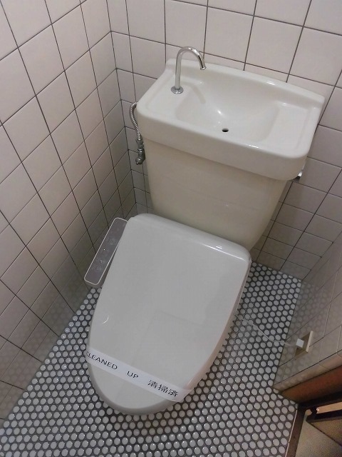 トイレ　温水洗浄便座機能付き