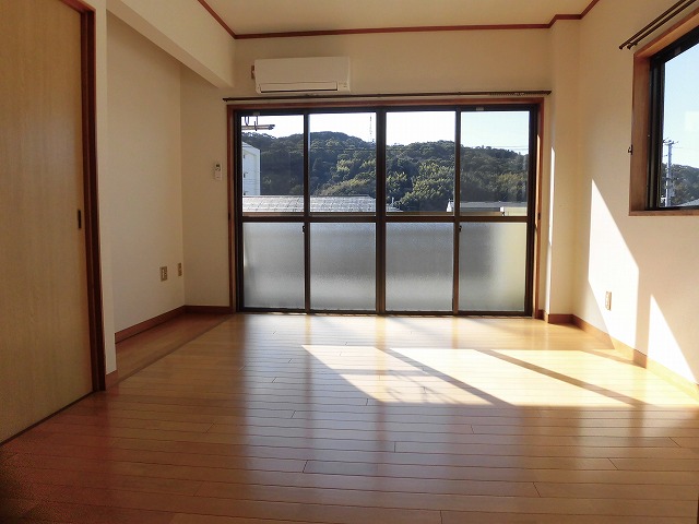 居室・リビング　南側6帖洋室