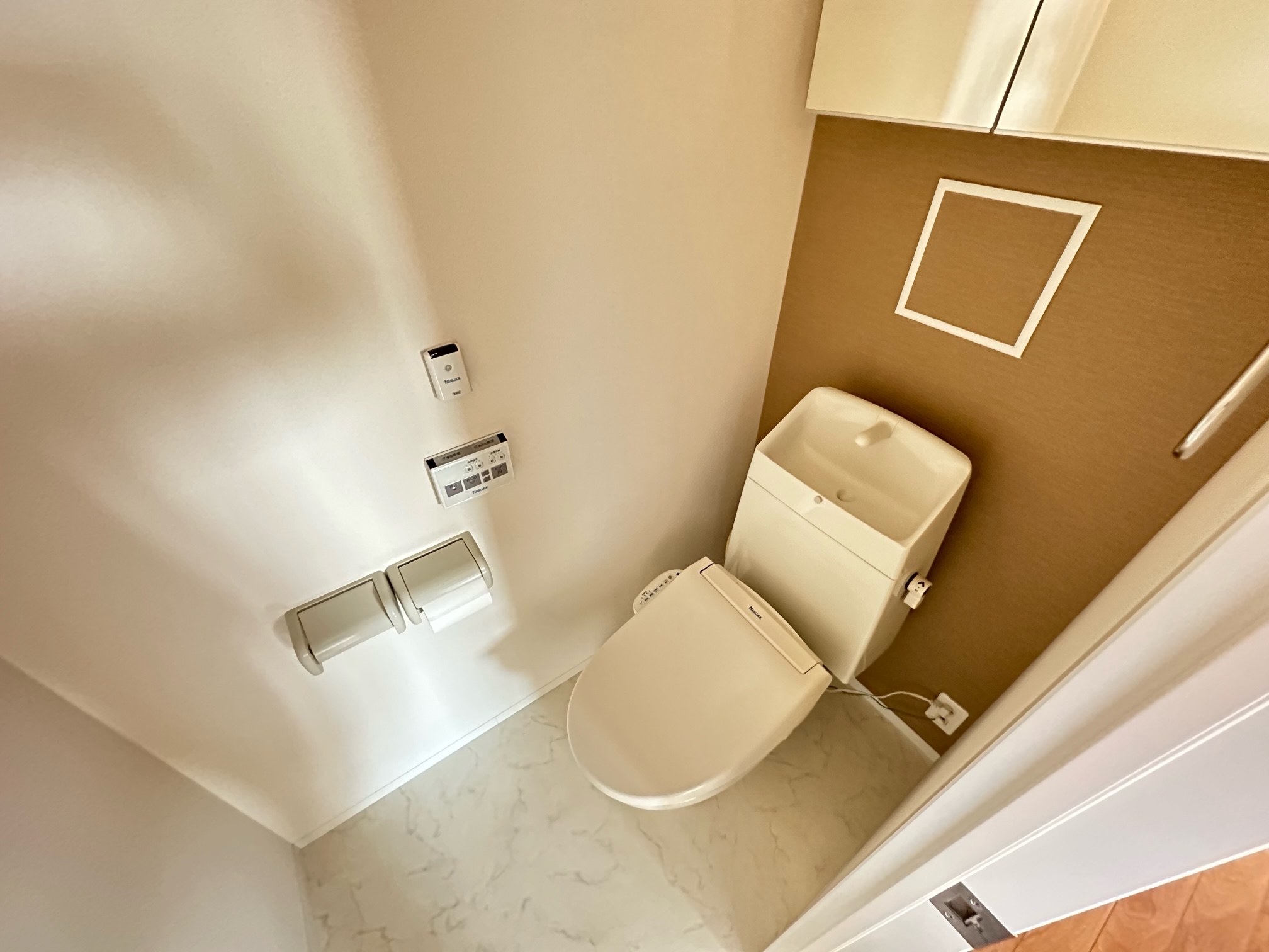 トイレ　反転タイプ写真