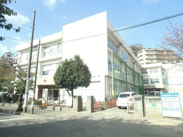 小学校　横須賀市立田戸小学校（小学校）まで209m