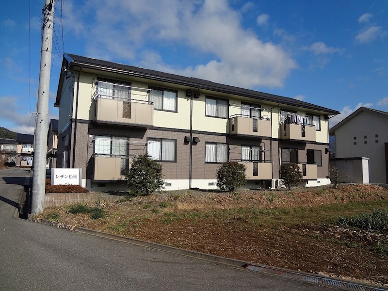 松本市大字岡田松岡のアパートの建物外観