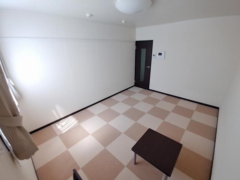 居室・リビング　居室：玄関側