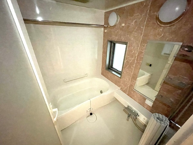 バス・シャワールーム　嬉しいね。お風呂に窓。