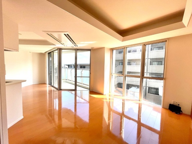 居室・リビング　大きな窓