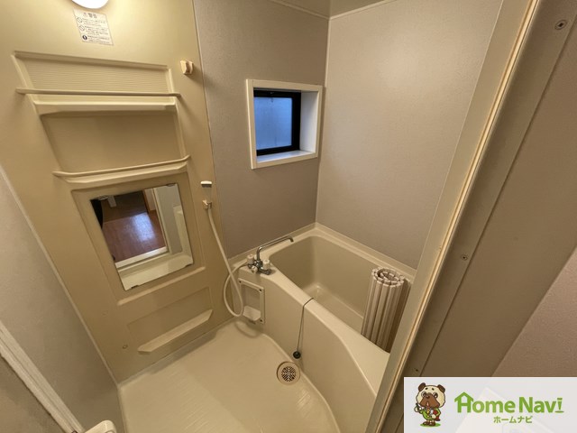 バス・シャワールーム　窓があるので、湿気がこもりません。