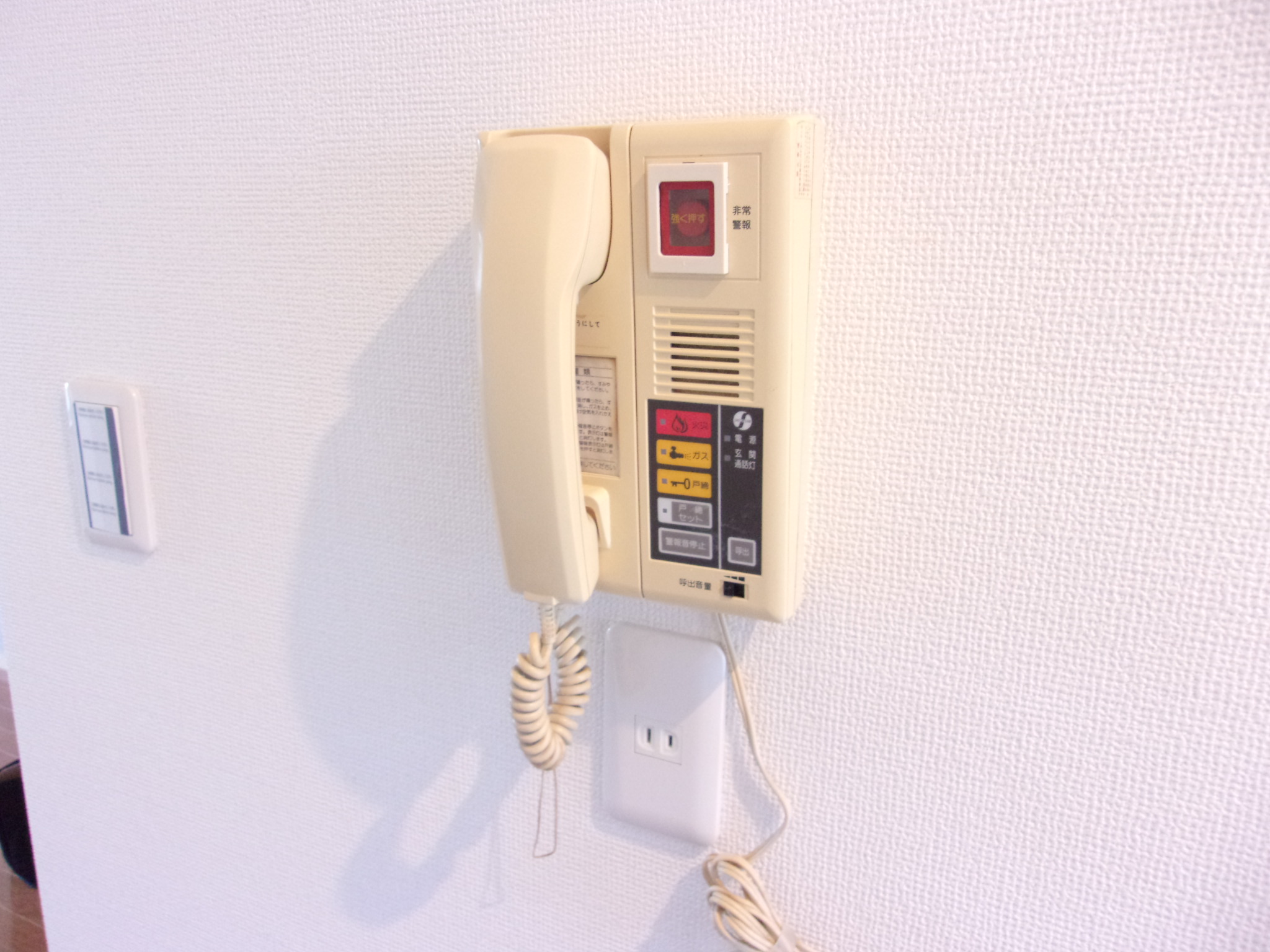 その他設備　インターホン受話器（写真は別部屋）