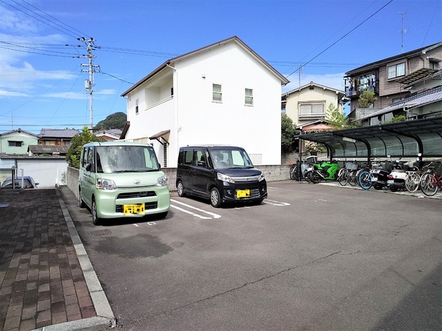 【松山市祝谷のアパートの駐車場】