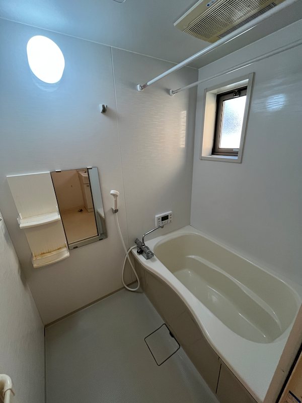 バス・シャワールーム　※同物件反転間取りの写真です。