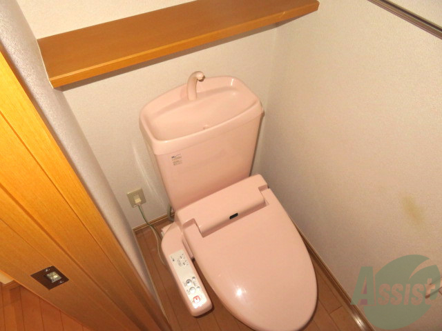 トイレ　ウォシュレット機能がついているので安心ですね。