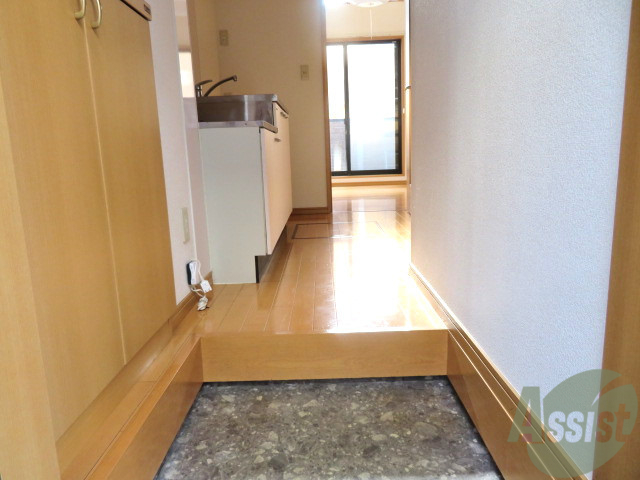 玄関　外から玄関を撮影してみました。広いリビングに繋がっています。