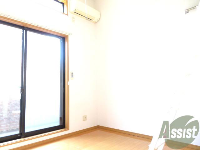 居室・リビング　こちらはリビングです。明るくていいですね．