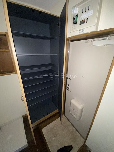 玄関　通電されていないので写真が暗くなっています。