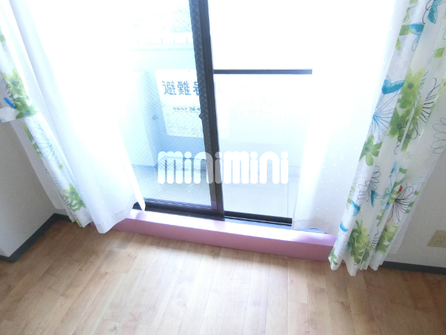 バルコニー　ベランダがついております。