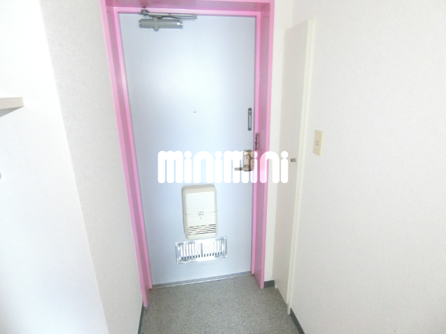 玄関　玄関にポストがあります。