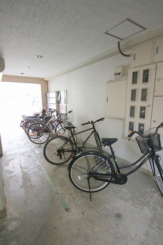 エントランス　自転車・原付駐輪可　防犯カメラ設置済み