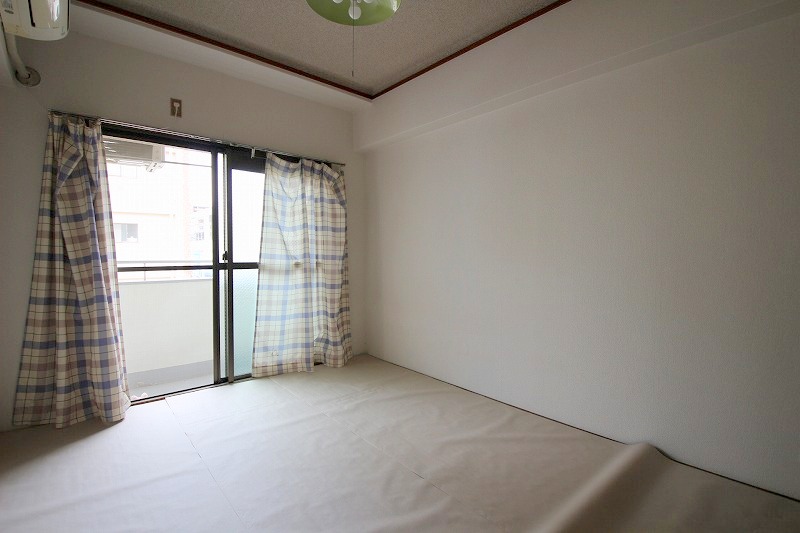 居室・リビング　エアコンも完備。午前中ならもっと明るいです。