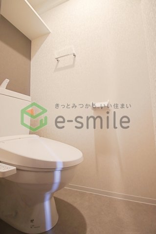 トイレ　落ち着いた色調のトイレです