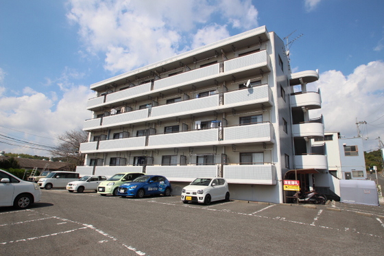 【岡山市南区箕島のマンションの建物外観】