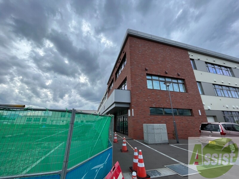 中学校　札幌市立栄中学校（中学校）まで272m