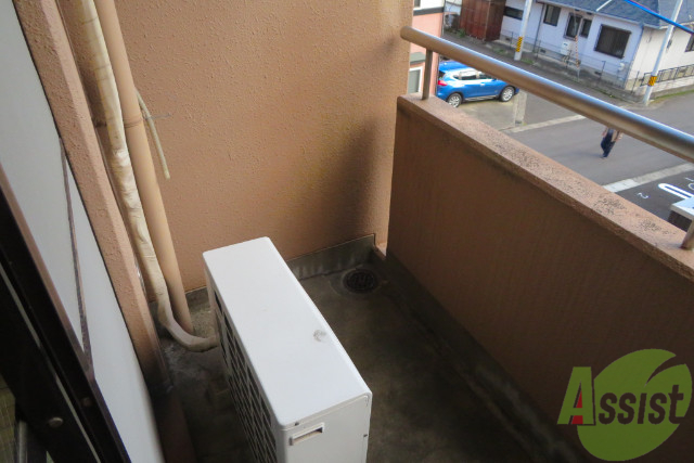 バルコニー　バルコニーも広々として、洗濯物を干すのにも楽ですね