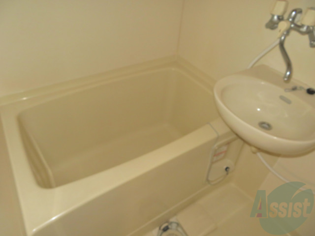 バス・シャワールーム　浴槽も広いのでゆったりとくつろげそうですね。