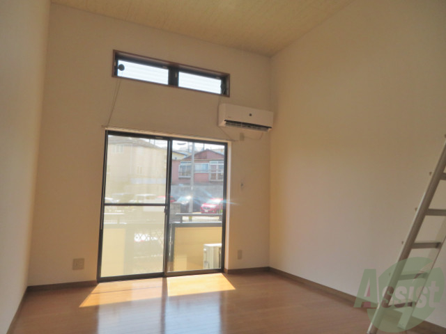 居室・リビング　天井が高く、広々としているのでリラックスできそうですね。