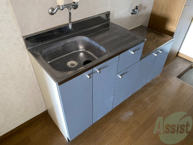 キッチン　まな板置場のあるシンプルなキッチンとなっております。