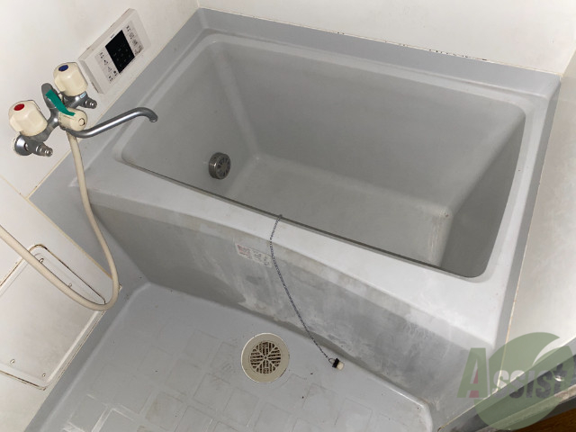 バス・シャワールーム　シンプルなお風呂です。１日の疲れを癒してください。