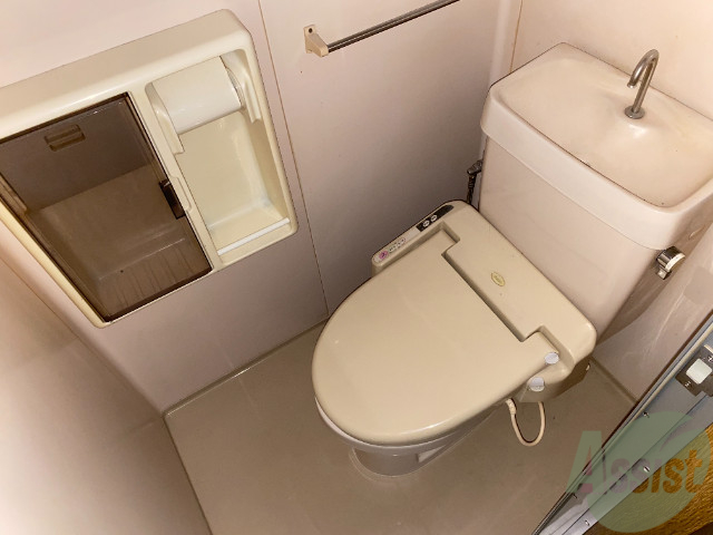 トイレ　トイレットペーパー置きのある各機能付きトイレです。